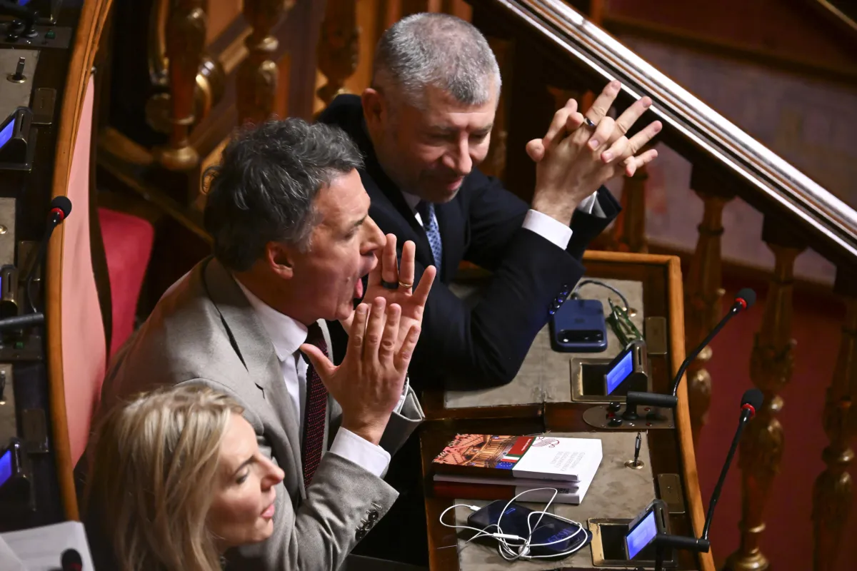 Insulti tra Renzi e Urso al Senato: lite su accise e aumenti della benzina. Ecco cosa si sono detti