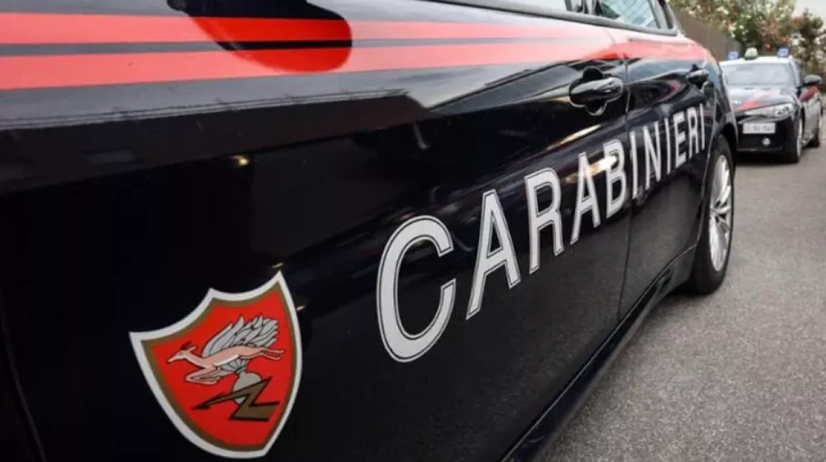 Picchia il padre e la moglie nel Napoletano: 39enne arrestato mentre si nasconde nel vano ascensore