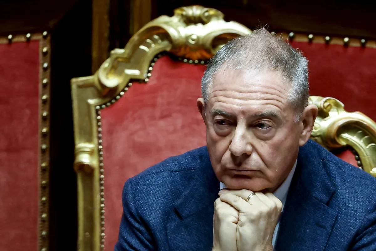 Stretto di Hormuz, non solo carburanti: Urso lancia l’allarme sulle materie prime strategiche