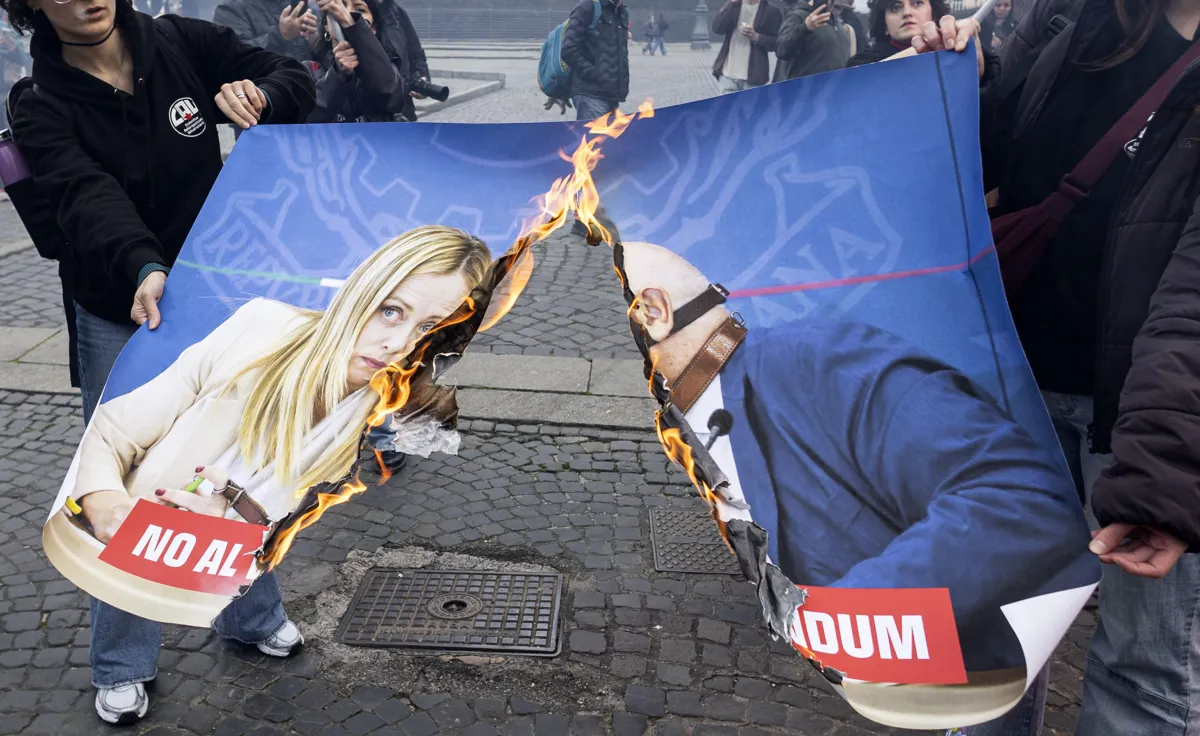Referendum, guerra e governo: in piazza a Roma il triplice No della sinistra radicale con Meloni e Nordio che vanno a fuoco