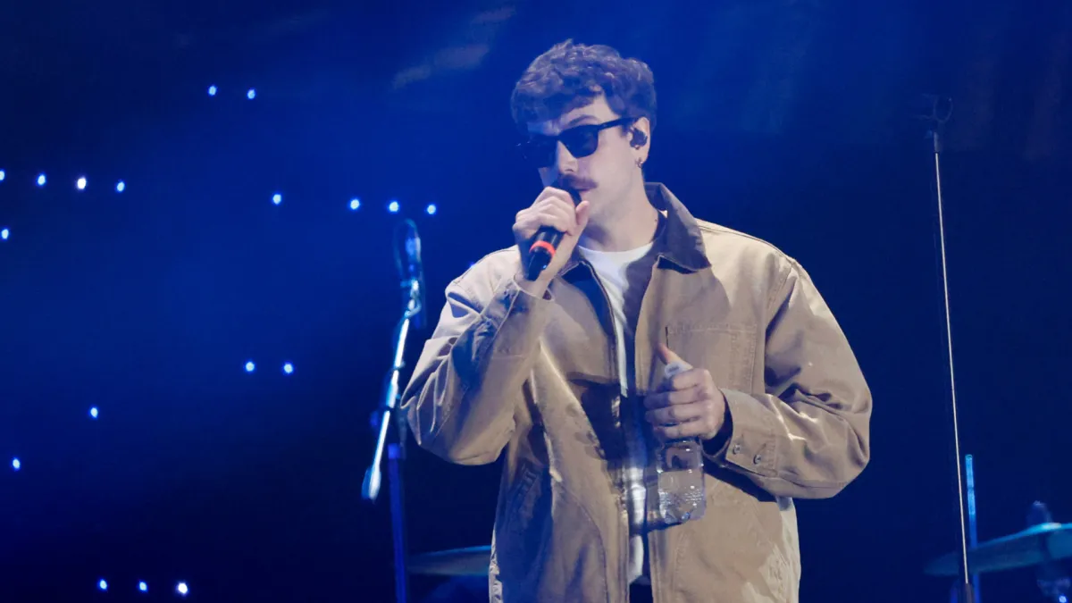 Coez a sorpresa sul palco al concerto di Franco126: il video è virale