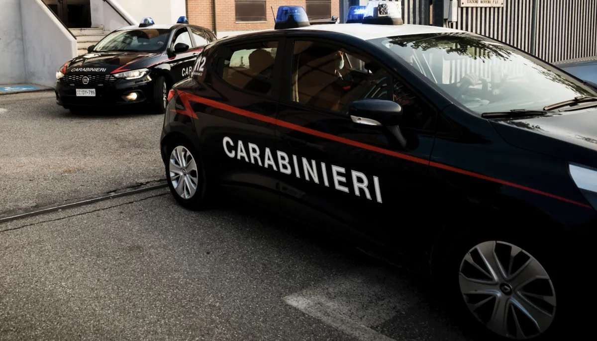 Mantova, chiama il 112 per le violenze del compagno: in casa armi illegali e droga, arrestato 30enne