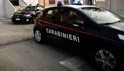 Mantova, chiama il 112 per le violenze del compagno: in casa armi illegali e droga, arrestato 30enne