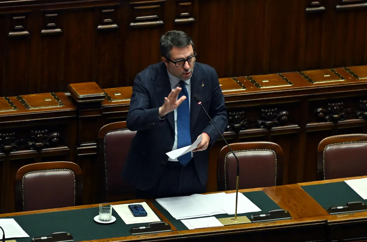 "Invio navi guerra avvicinerebbe terza guerra mondiale", Salvini avverte su un intervento nello Stretto di Hormuz