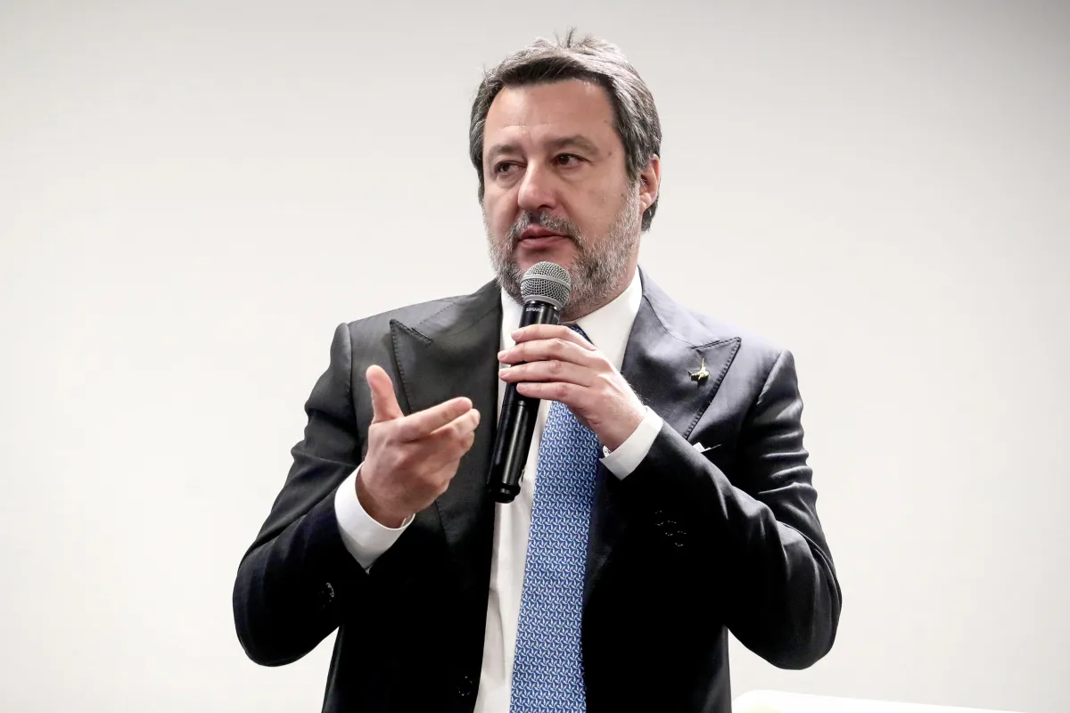 Carburanti, la Lega tiene aperto il fronte "gas russo" e si intesta il taglio delle accise: la nuova strategia di Salvini