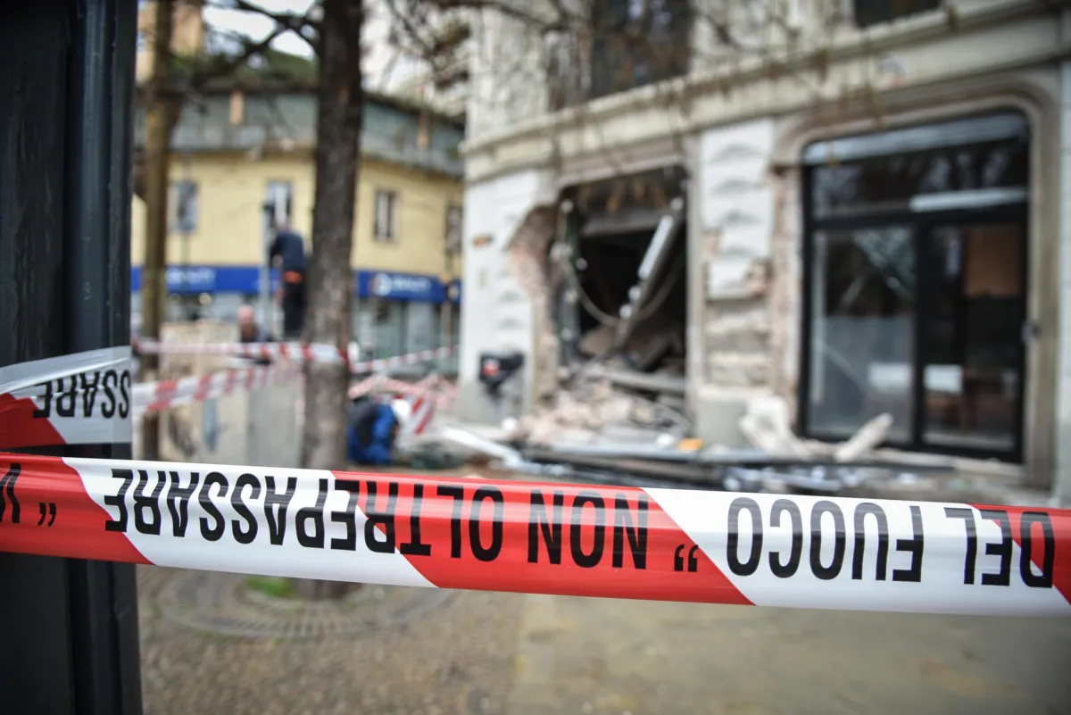 Tram deragliato a Milano, il giallo del conducente al telefono pochi secondi prima dell'impatto