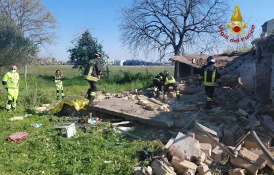 Roma, esplosione al Parco degli Acquedotti: crolla il tetto del casale del Sellaretto, due vittime 