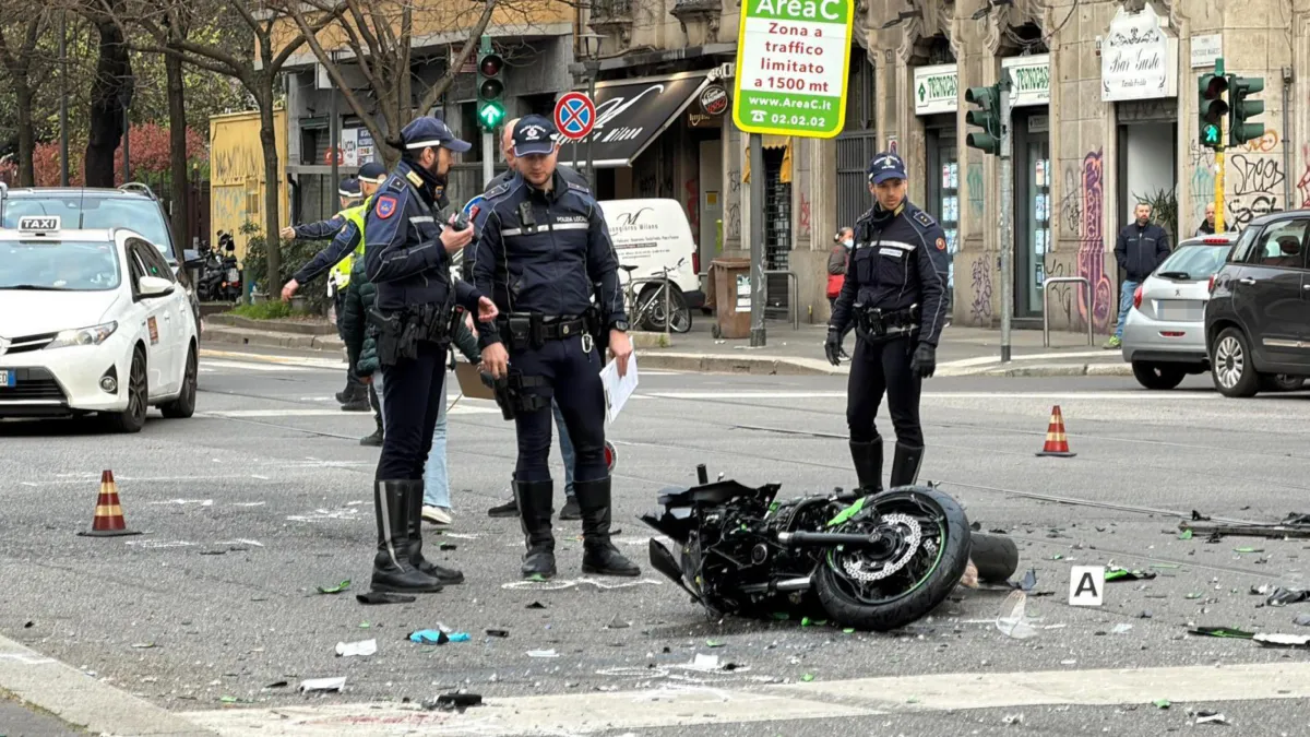 Chi erano Elisa Dranca e Mithum Kuranage, morti nell'incidente in moto a Milano: lo schianto contro un taxi