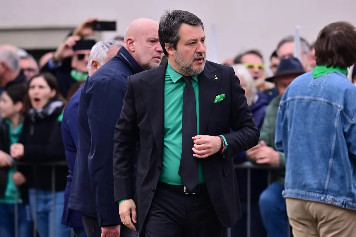 Perché Salvini in "camicia verde" è stato contestato ai funerali di Bossi a Pontida? 