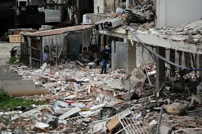 Esplosione a Roma, crollano palazzine a Piana del Sole: due feriti gravi, settanta sfollati