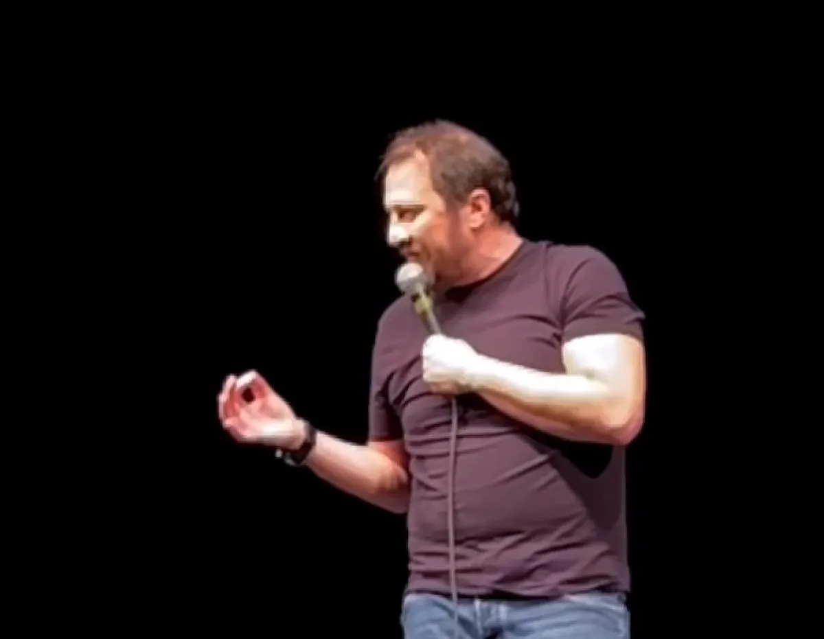 Chi è Giorgio Montanini, il comico che ha augurato la morte a chi vota Sì al referendum sulla Giustizia