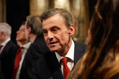 Parte la corsa per il 2027: Calenda svela i suoi 10 punti mentre il campo largo si compatta