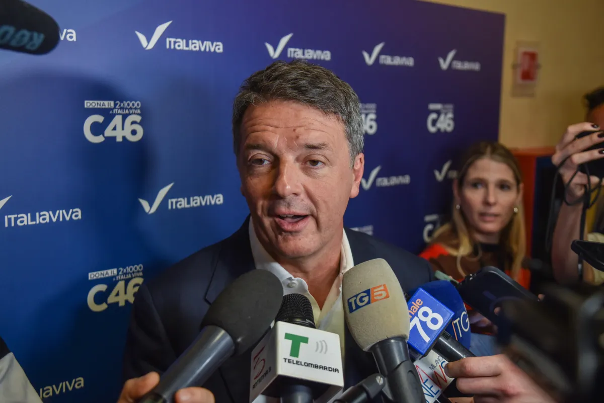 Matteo Renzi torna a chiedere le dimissioni del governo, ma viene attaccato da Chicco della Terza C