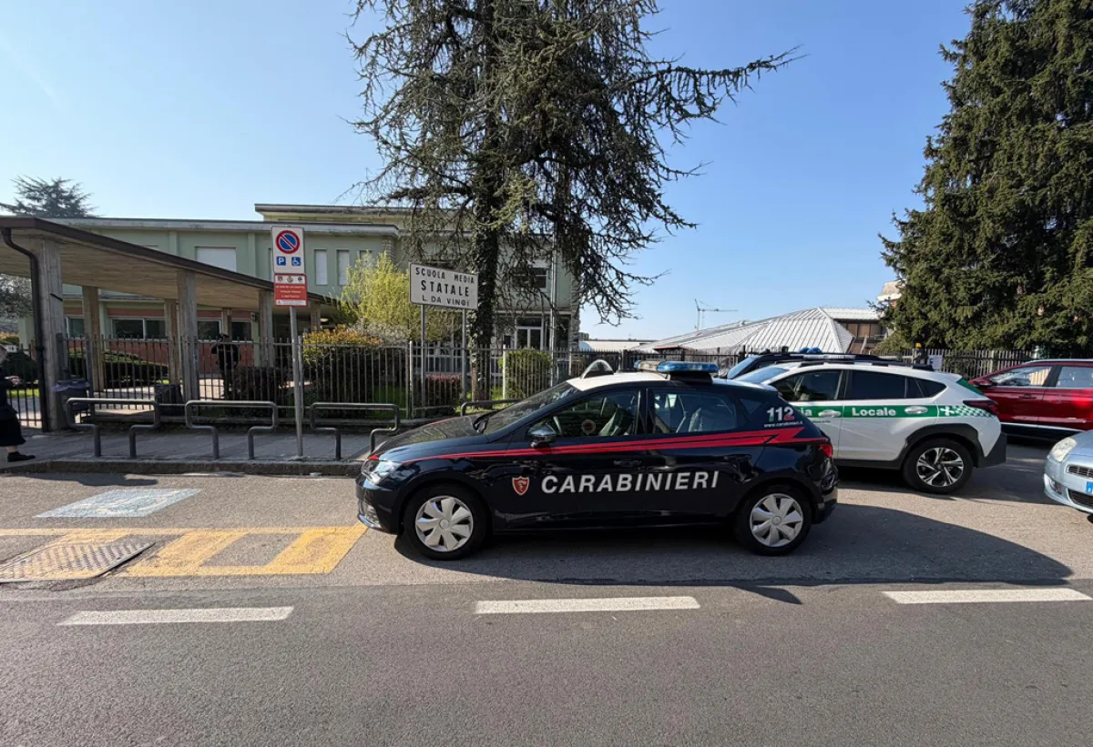 Shock a Trescore Balneario, studente di 13 anni accoltella una professoressa davanti a scuola: è grave