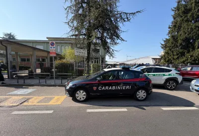 Shock a Trescore Balneario, studente di 13 anni accoltella una professoressa davanti a scuola: è grave