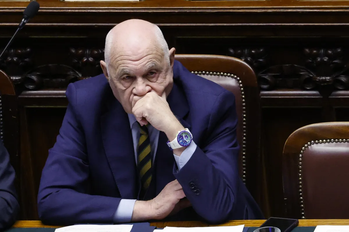 Nordio sotto attacco alla Camera: Meloni lo blinda mentre l’opposizione insiste sulle dimissioni