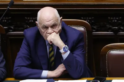 Nordio sotto attacco alla Camera: Meloni lo blinda mentre l’opposizione insiste sulle dimissioni