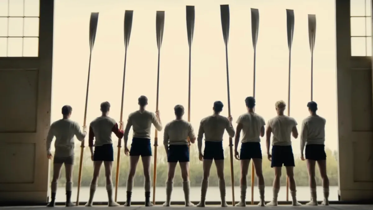 “Erano ragazzi in barca”, come finisce e dove è stato girato il film con Callum Turner?