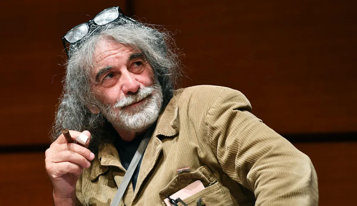 Perché è scoppiata una polemica su Mauro Corona che ha parlato del lato B di Giorgia Meloni