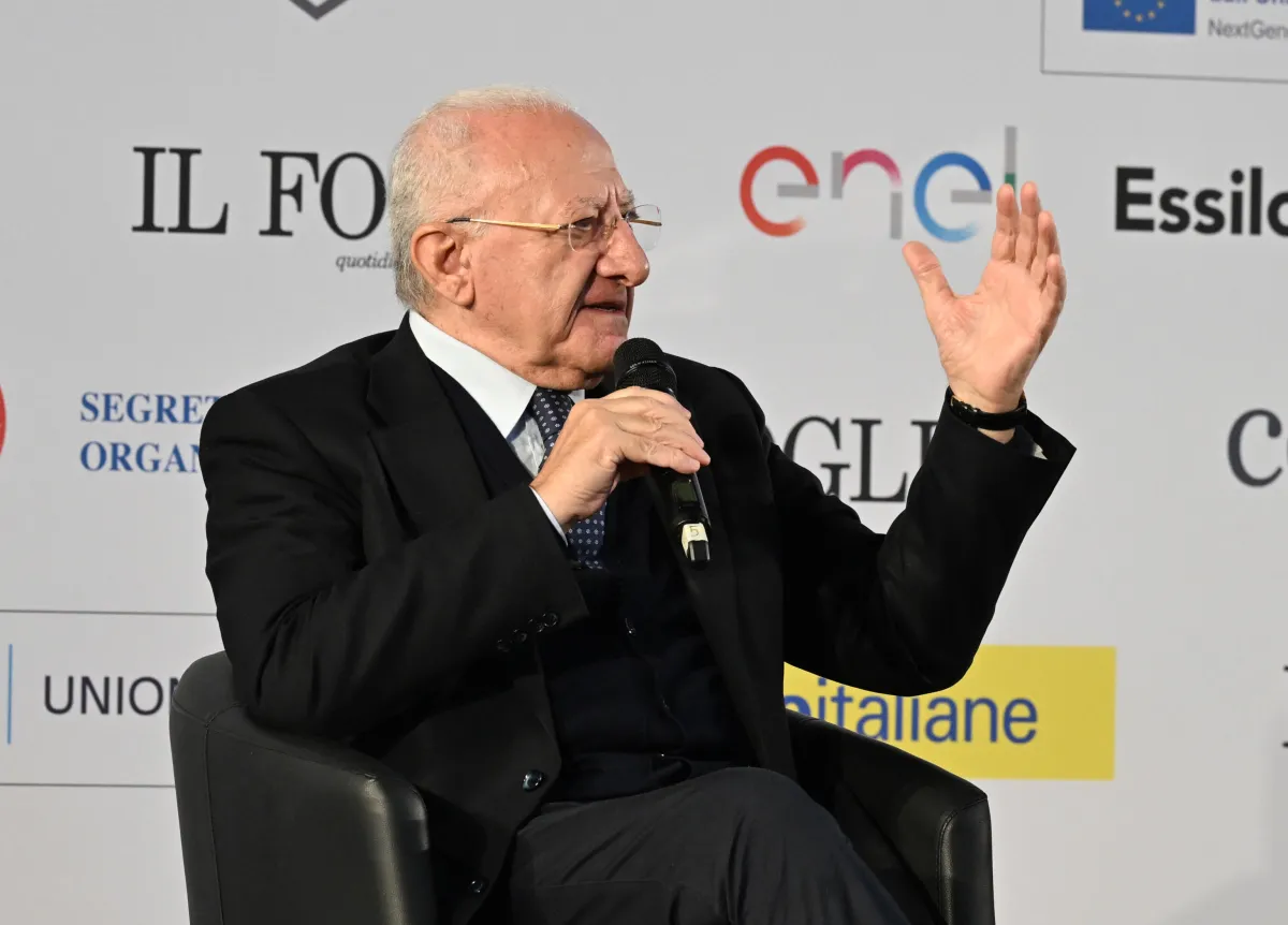 Vincenzo De Luca, il ritorno sulla scena (col lanciafiamme): show contro la famiglia del bosco 