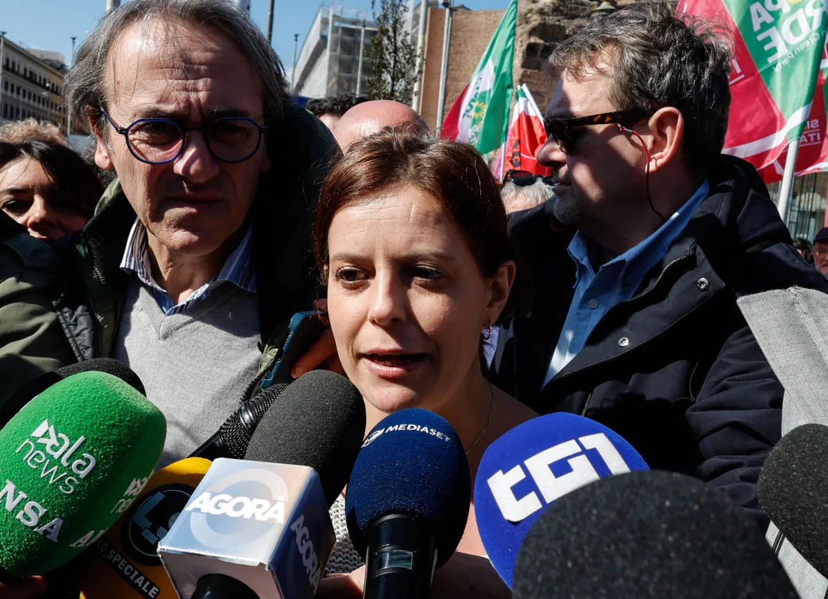 Ilaria Salis, il controllo su segnalazione di un Paese estero diventa un caso "internazionale". Opposizioni: “Gravissimo”