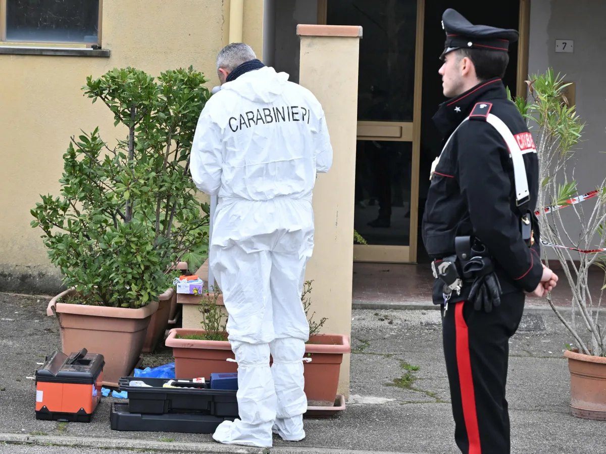Anziano trovato morto a Castel San Giovanni, arrestati moglie e figlio: “Segregato e vittima di violenze”