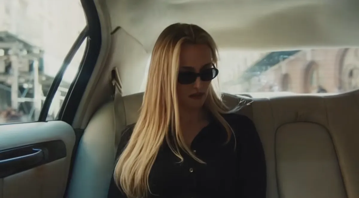 "Love Story" su Disney+: perché Carolyn Bessette si è licenziata da Calvin Klein