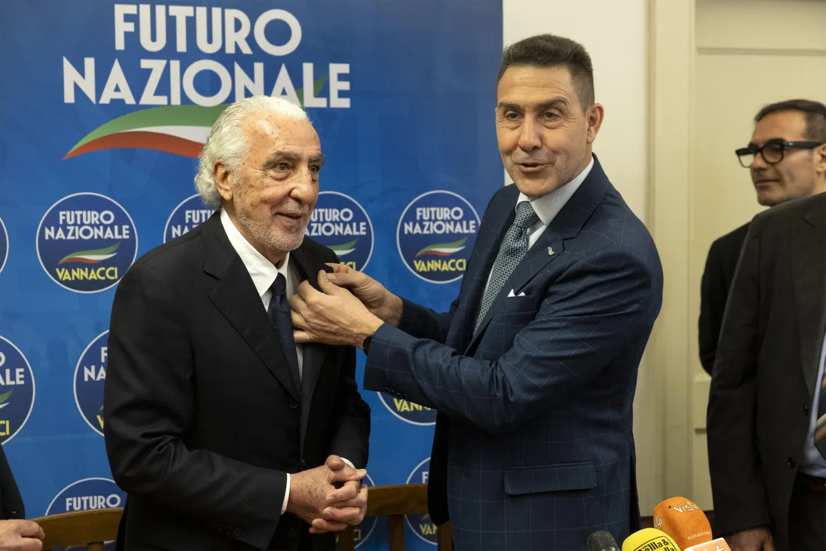 Nuovi equilibri a destra: Alemanno entra in Futuro Nazionale, voto contrario alla fiducia