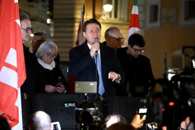 Conte accende i motori: libro-manifesto e “100 spazi” per prendersi la leadership del campo largo