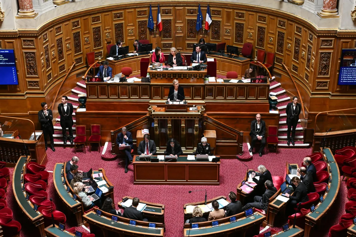 Francia, il Senato approva il divieto dei social media per i minori di 15 anni