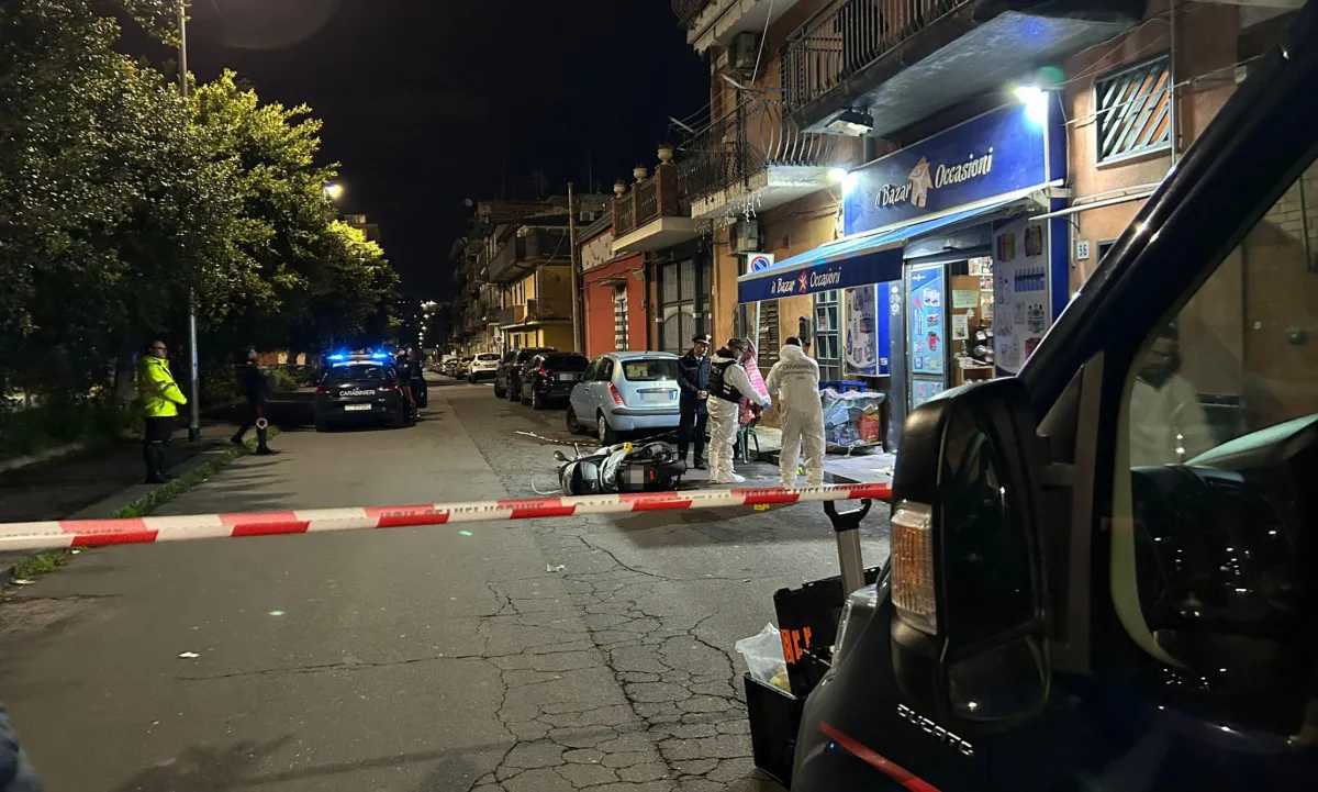 Catania, donna accoltellata dal marito in strada: "Voleva separarsi", catturato l'aggressore in fuga