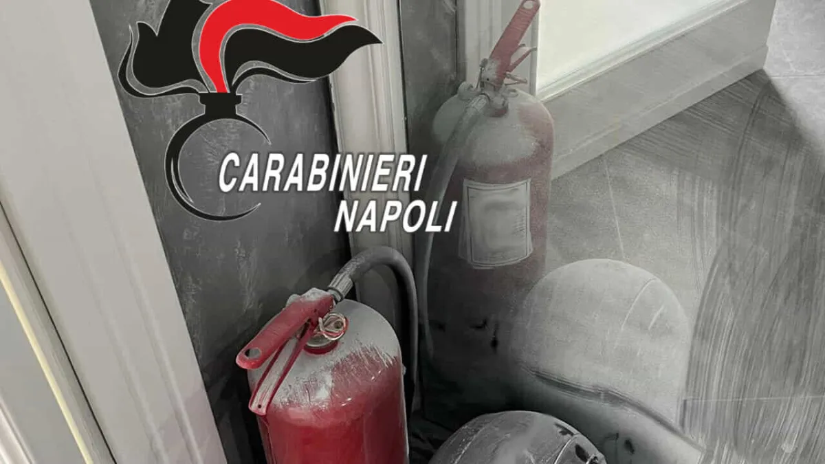 Napoli, aggredisce ex moglie e figli, poi tenta di sfondare la porta con un estintore: arrestato
