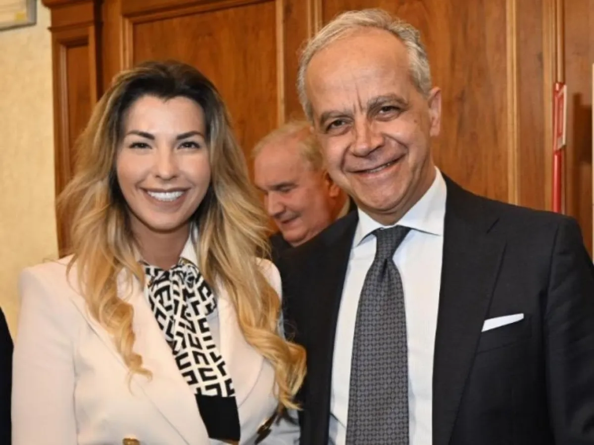 Travaglio punge Claudia Conte e Matteo Piantedosi: "Lady Zelig e il segugio"