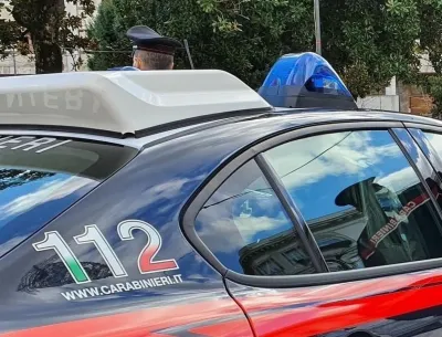 Napoli, aggredisce la moglie con una cassa Bluetooth: salvata dal figlio, arrestato 48enne