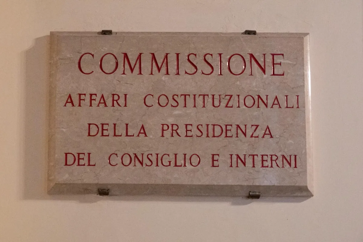 Legge elettorale 2027: scontro totale in Commissione, italiani all’estero e Quirinale al centro della battaglia