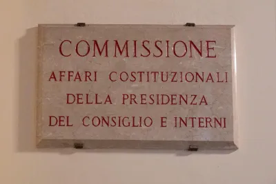 Legge elettorale 2027: scontro totale in Commissione, italiani all’estero e Quirinale al centro della battaglia
