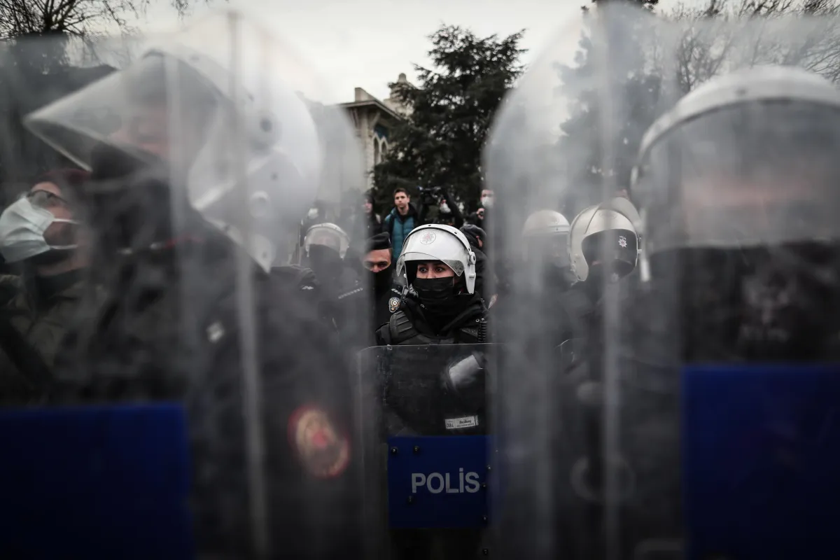 Spari davanti al Consolato israeliano a Istanbul: un attentatore ucciso, due agenti di polizia feriti