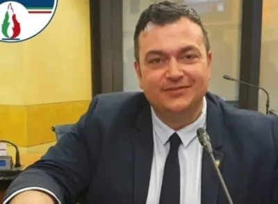 Chi è Joe Formaggio, l'ex consigliere "acquistato" da Vannacci che ama le armi e con il ristorante incendiato