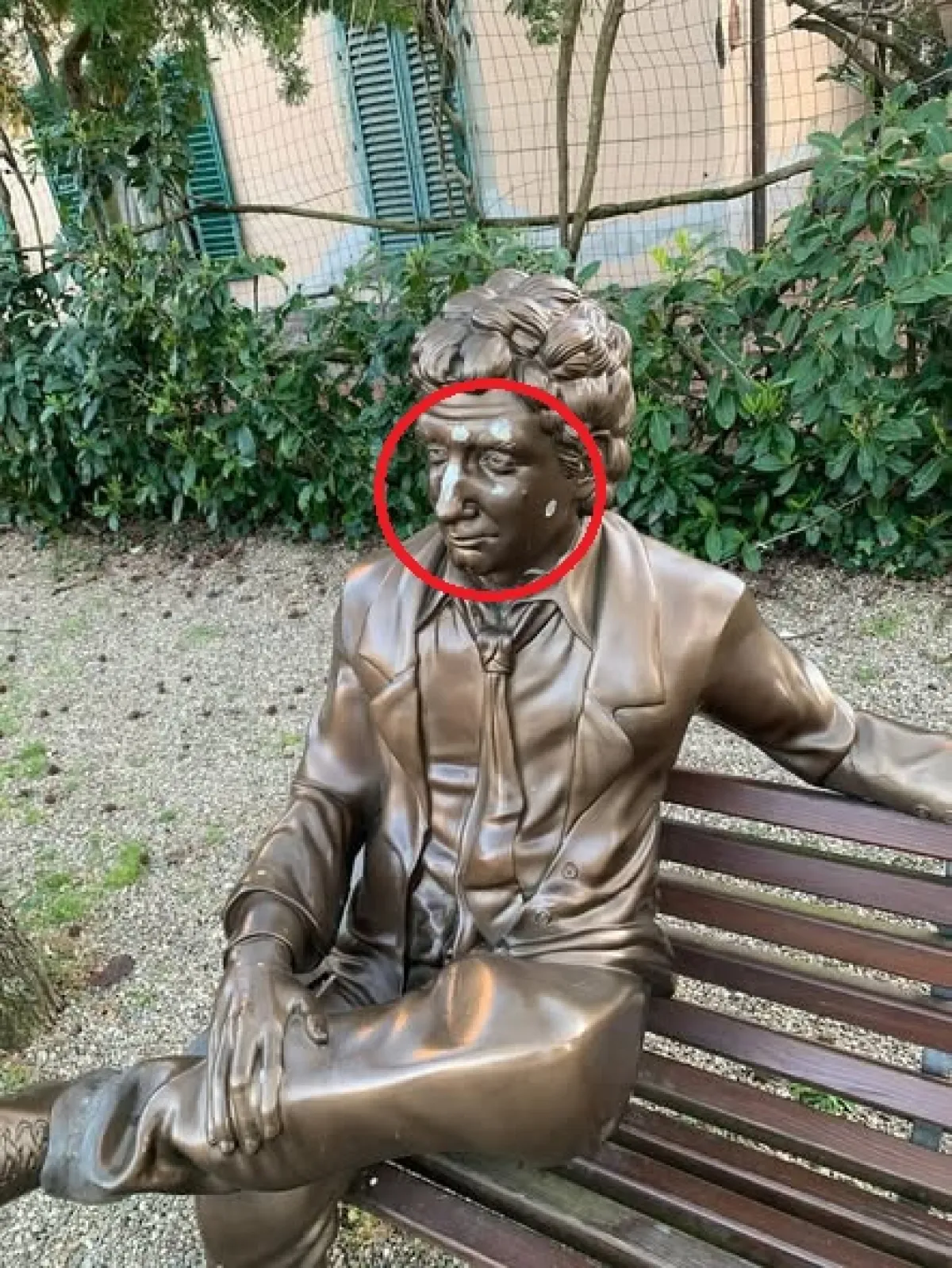 Sfregiata la statua di Francesco Nuti a Cavriglia