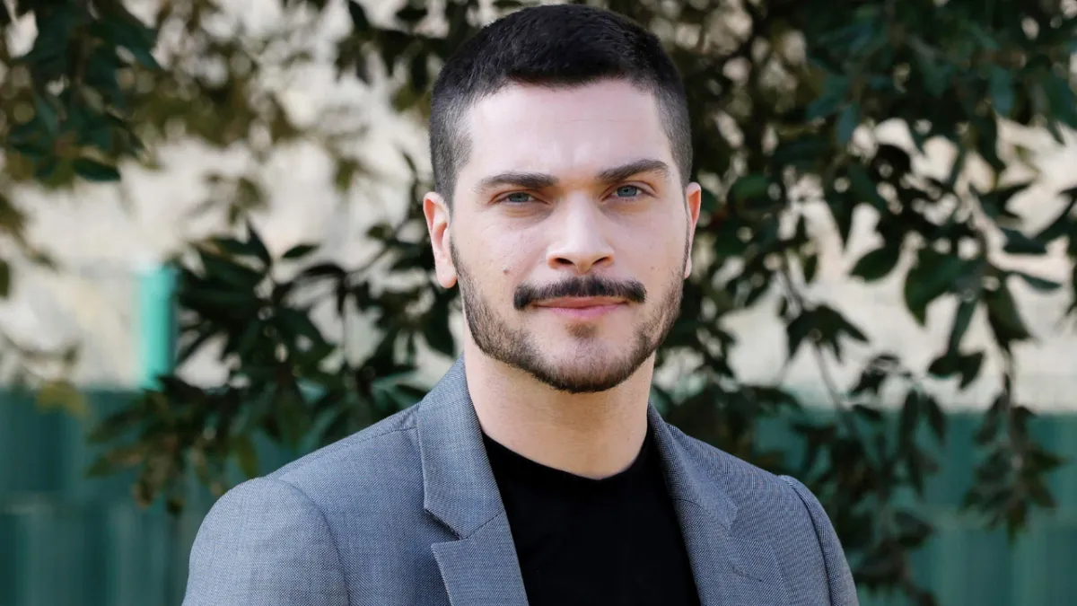 Alessio Lapice, origini e fidanzata: chi è l’attore di “Roberta Valente - Notaio in Sorrento”