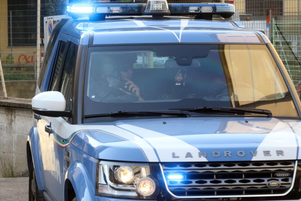 Choc a Firenze, 45enne accoltellato davanti al figlio da baby gang: ricercati tre giovani