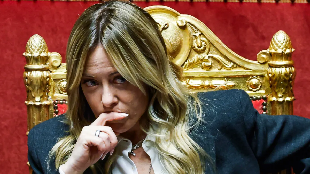 Il governo dei tre decreti: uno per sbagliare, uno per correggere, uno per far passare entrambi