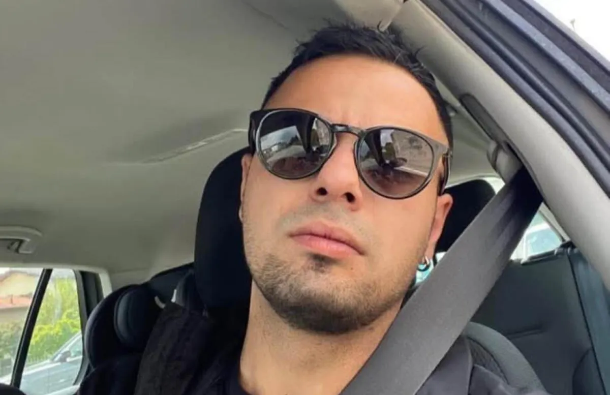 Chi era Enzo Ambrosino, il 30enne ucciso in un agguato sotto casa nel Varesotto: arrestato un 50enne