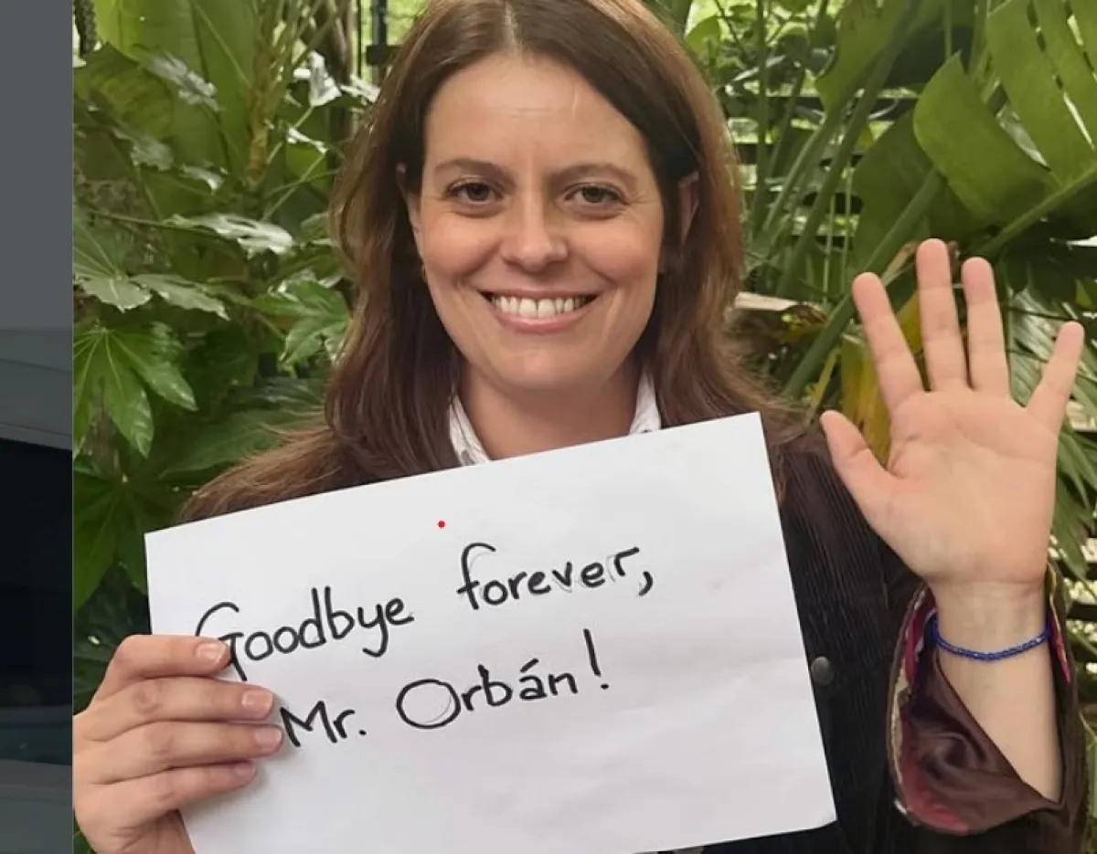 Il bigliettino di saluti a Orban di Ilaria Salis scatena i social