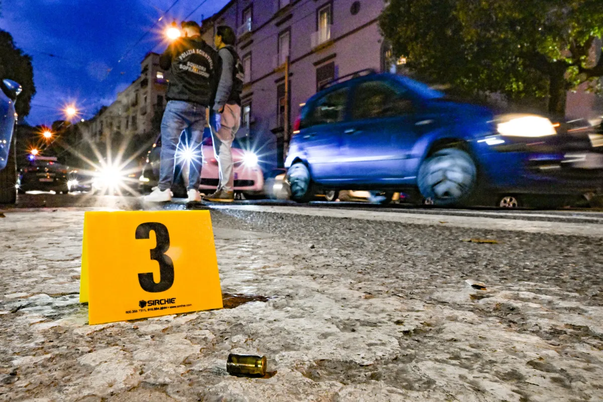 Sparatoria a Napoli, 28enne ferito a colpi di pistola in un agguato: è grave
