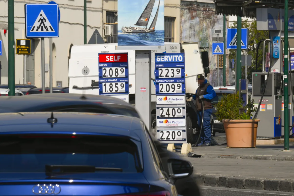 Quanto ci costerà davvero la guerra in Iran? Bollette, benzina e mutui: ecco quanto aumenta la spesa (fino a +950 euro)