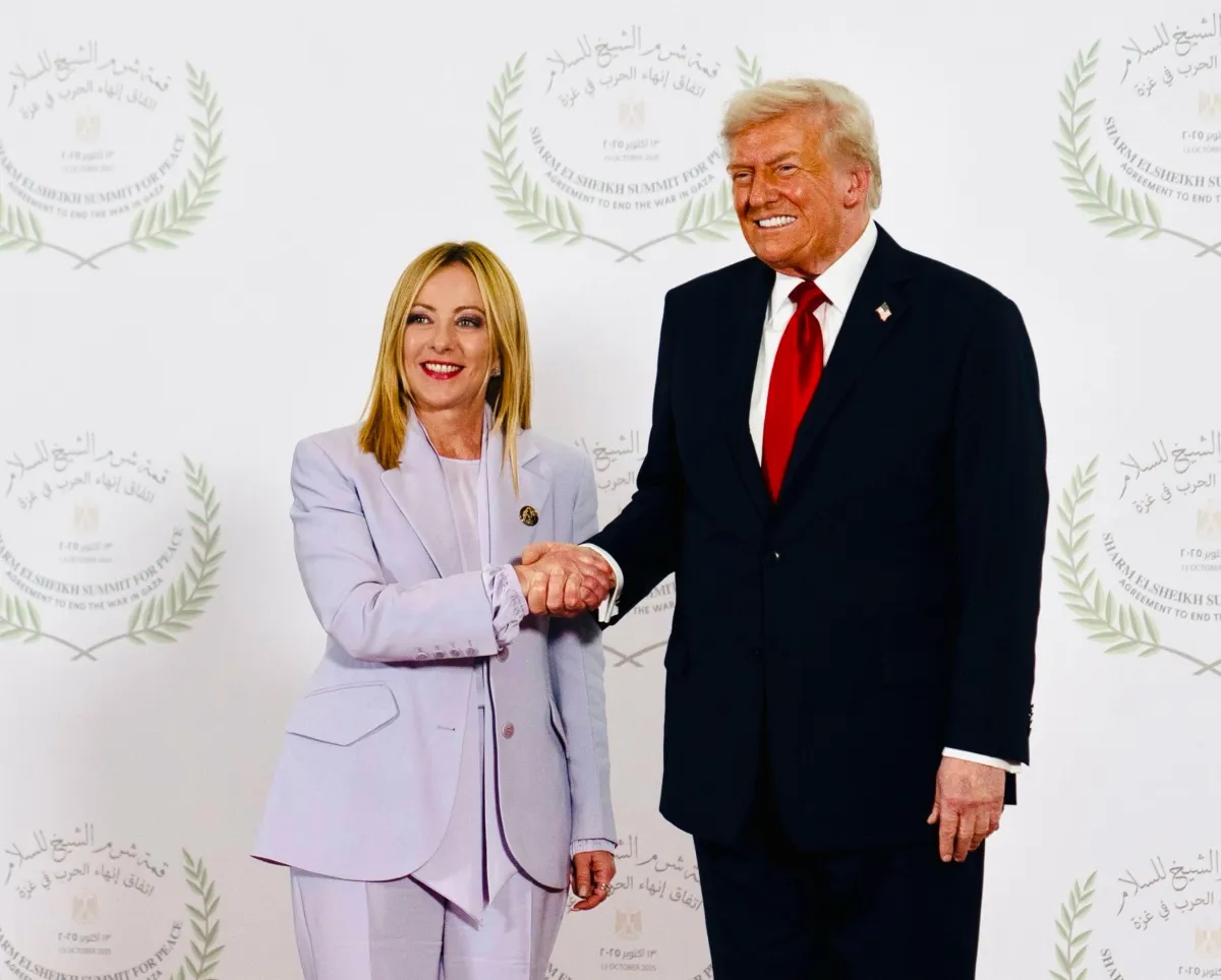 Il sondaggio sul gradimento del governo e di Giorgia Meloni: la premier riesce a smarcarsi da Trump?