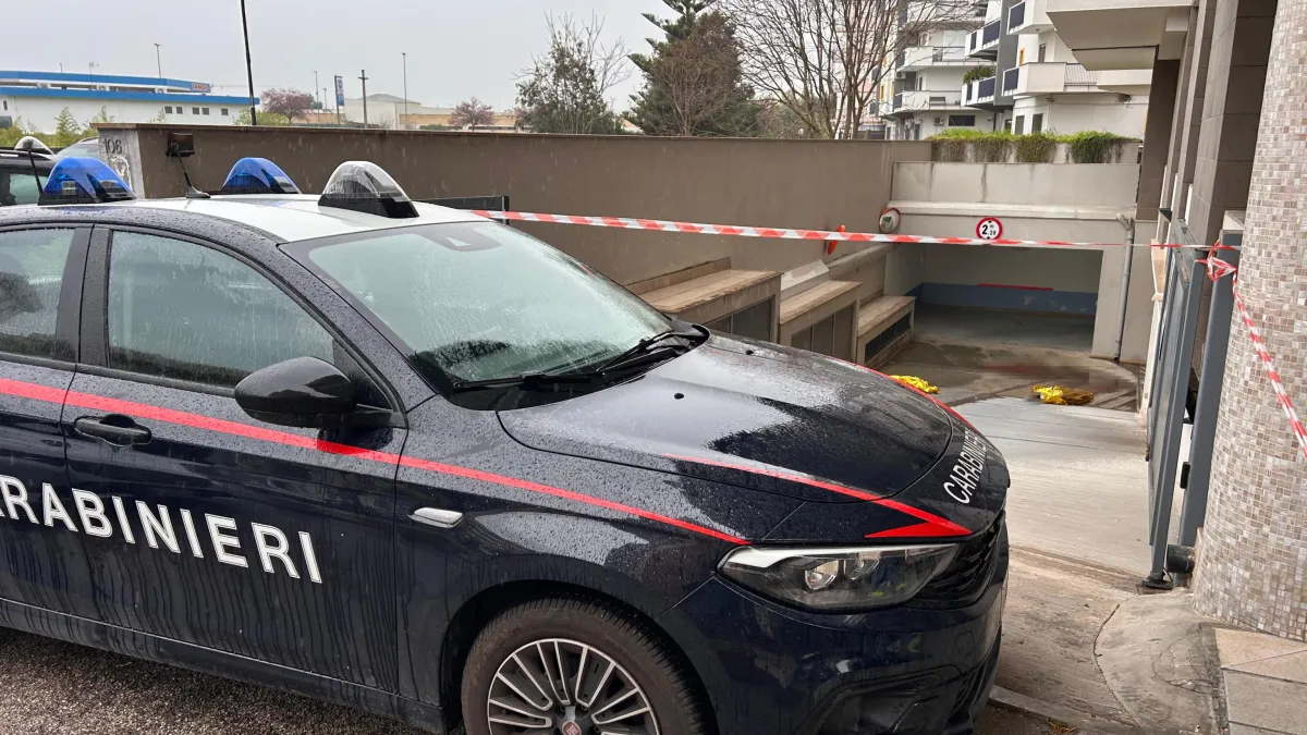 Bisceglie, moglie e marito morti cadendo dal balcone: "Si stavano separando", ipotesi omicidio-suicidio