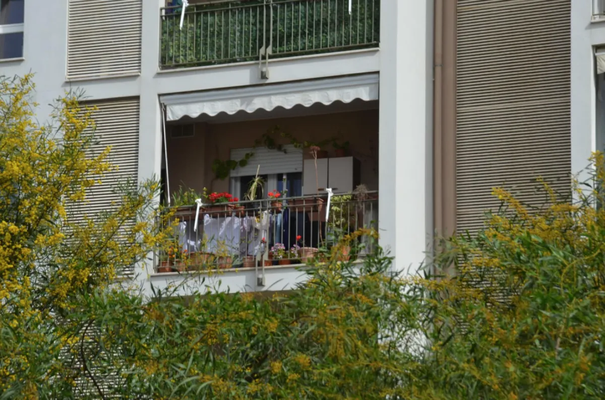 Donna precipita dal terzo piano e muore, giallo nel Cagliaritano: non è escluso l’omicidio