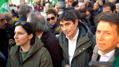 Campo largo in piazza per la pace: unità sulla piazza, ma restano le divisioni interne